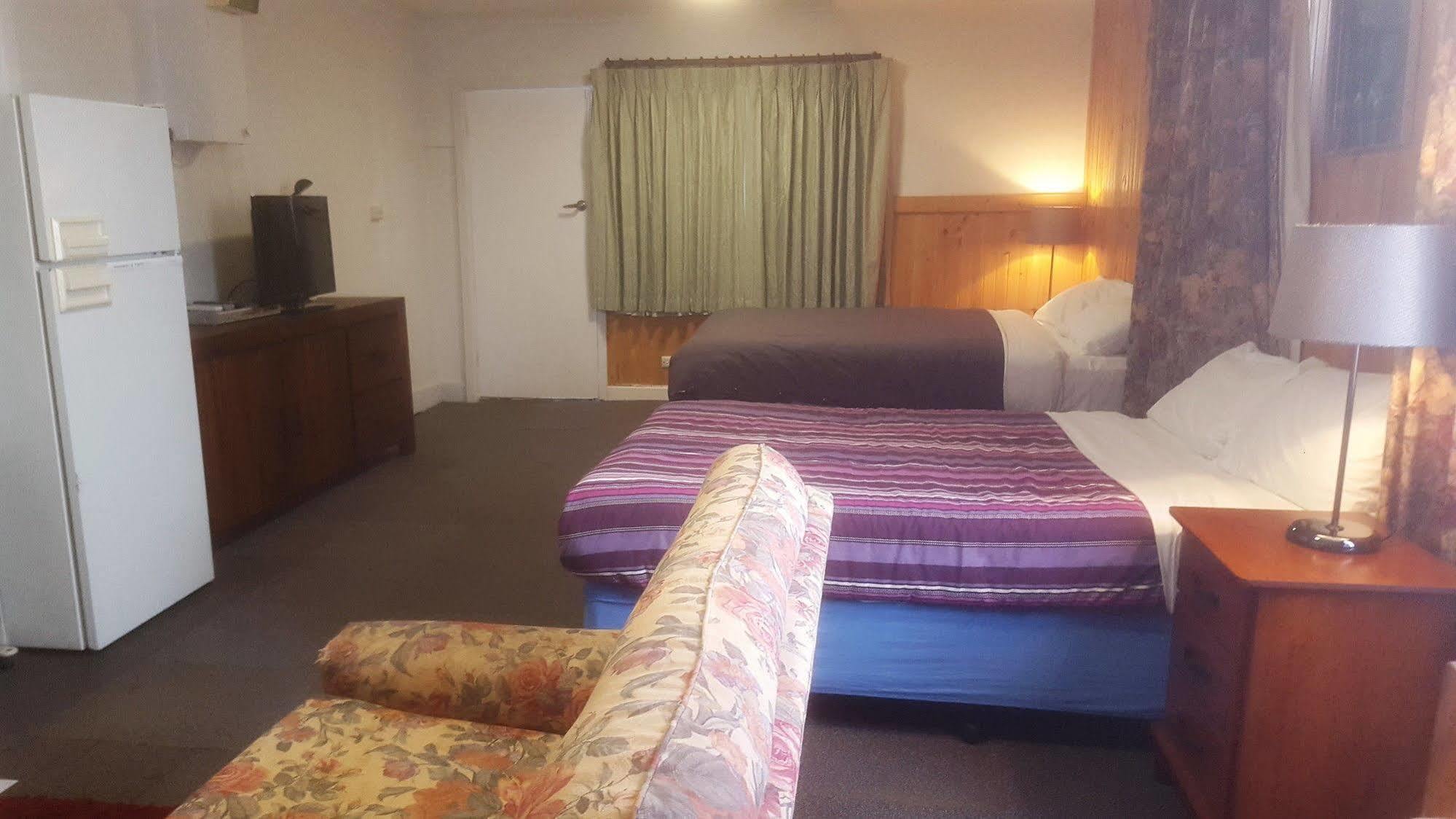 Clunes Motel Екстериор снимка