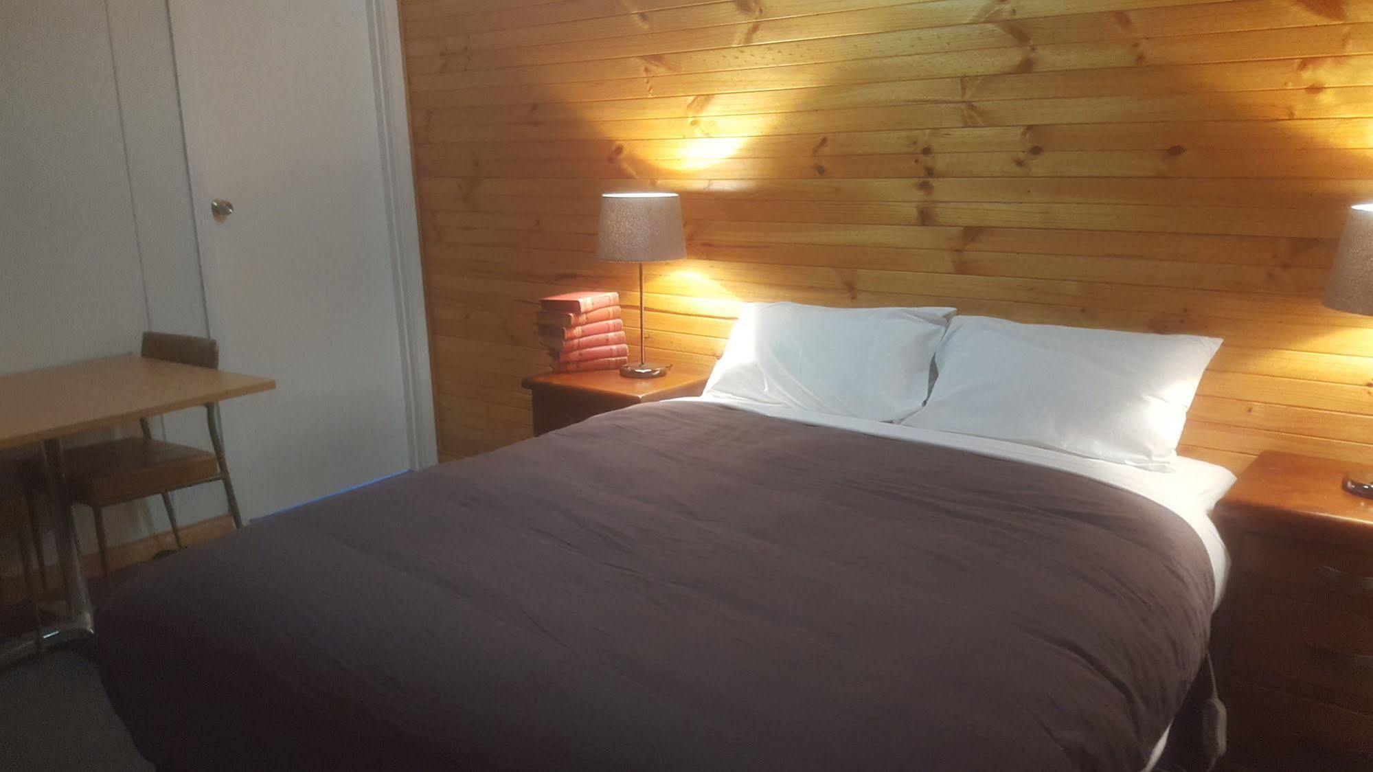 Clunes Motel Екстериор снимка